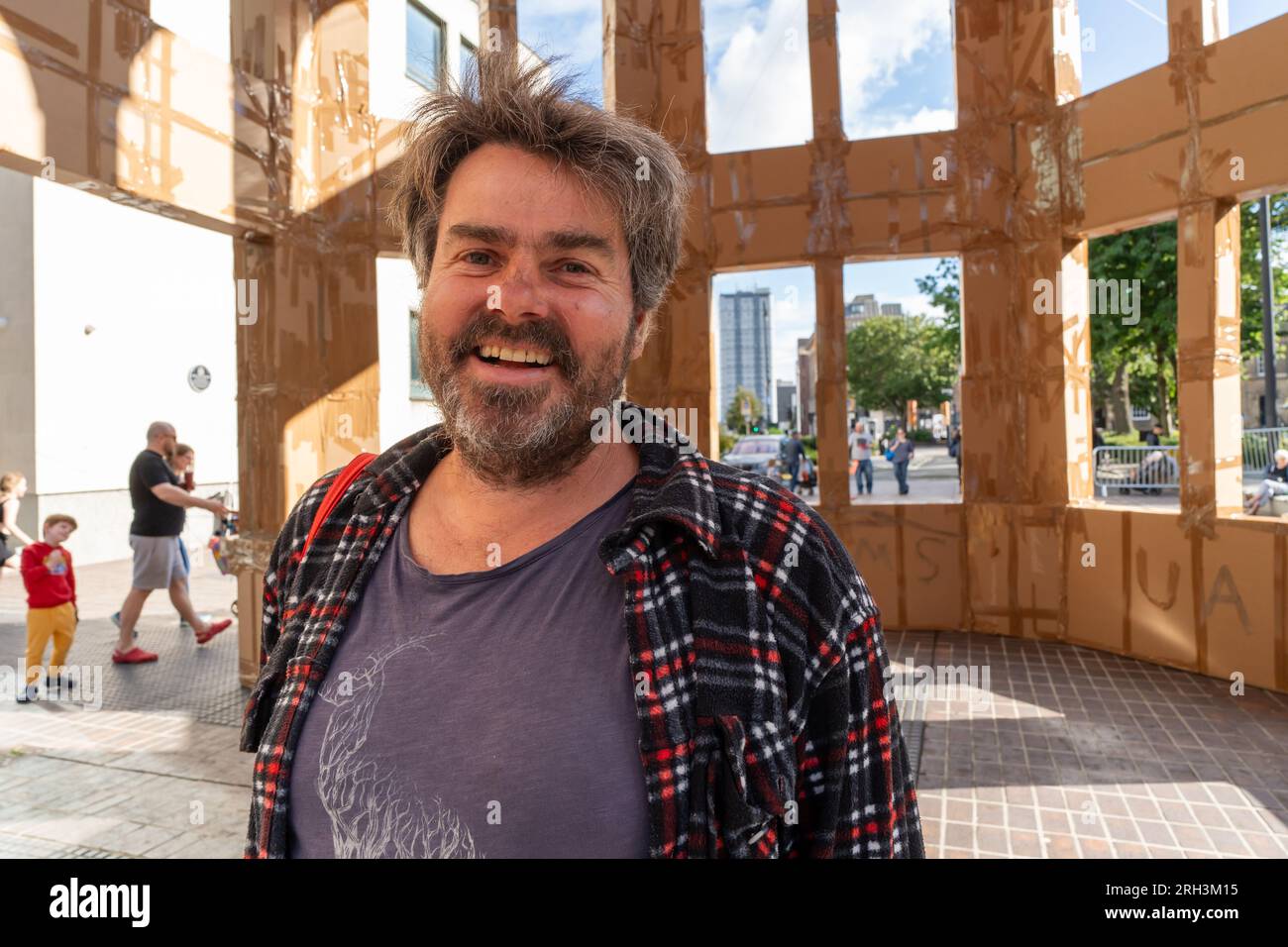 Newcastle upon Tyne, Regno Unito. 13 agosto 2023. Novum Summer Festival - demolizione della "costruzione monumentale" - un edificio in cartone di 45 piedi (14 metri) creato dall'artista visuale francese Olivier Grossetête e da volontari, e poi decostruito. Novum è un nuovissimo festival multi-arte che mette in mostra talenti locali, nazionali e internazionali presso il Centro Civico della città. -- nella foto: L'artista, Olivier Grossetête prima della demolizione. Crediti: Hazel Plater/Alamy Live News Foto Stock