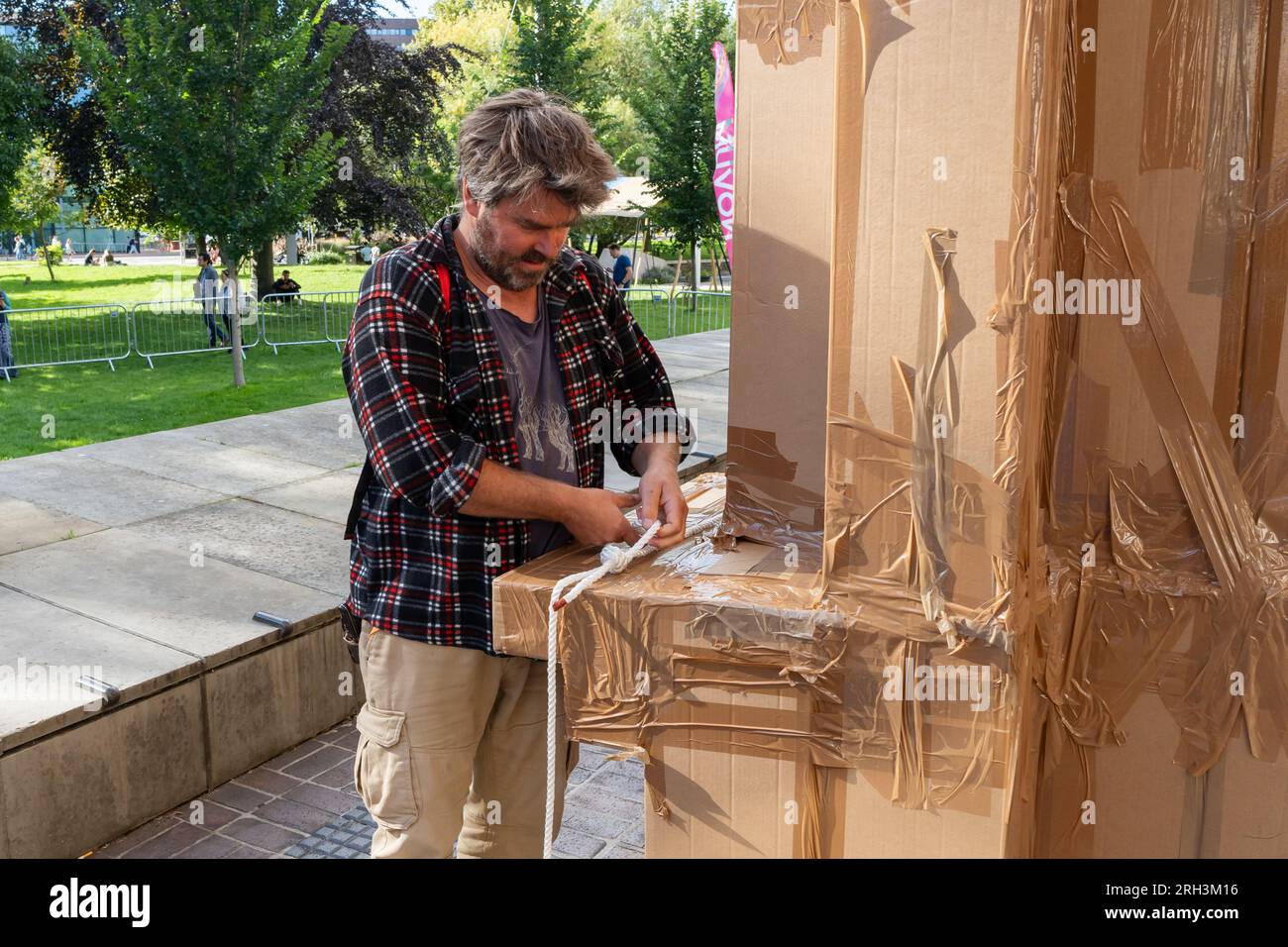 Newcastle upon Tyne, Regno Unito. 13 agosto 2023. Novum Summer Festival - demolizione della "costruzione monumentale" - un edificio in cartone di 45 piedi (14 metri) creato dall'artista visuale francese Olivier Grossetête e da volontari, e poi decostruito. Novum è un nuovissimo festival multi-arte che mette in mostra talenti locali, nazionali e internazionali presso il Centro Civico della città. -- nella foto: L'artista, Olivier Grossetête ha intenzione di abbattere l'edificio. Crediti: Hazel Plater/Alamy Live News Foto Stock