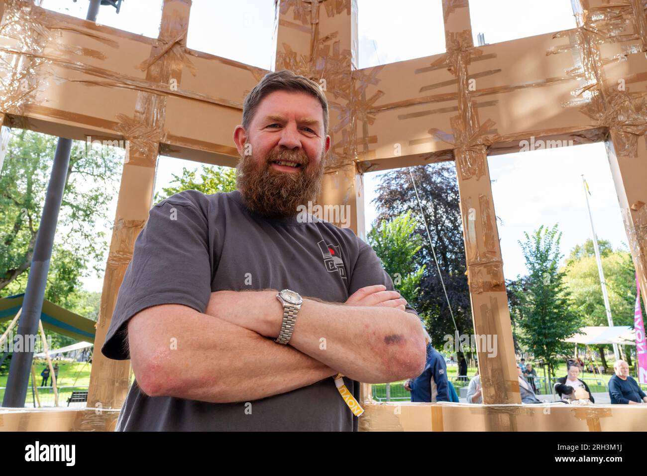 Newcastle upon Tyne, Regno Unito. 13 agosto 2023. Novum Summer Festival - demolizione della "costruzione monumentale" - un edificio in cartone di 45 piedi (14 metri) creato dall'artista visuale francese Olivier Grossetête e da volontari, e poi decostruito. Novum è un nuovissimo festival multi-arte che mette in mostra talenti locali, nazionali e internazionali presso il Centro Civico della città. Nella foto Jim Mawsdley, consigliere principale eventi e cultura al Consiglio cittadino di Newcastle, poco prima della demolizione. Crediti: Hazel Plater/Alamy Live News Foto Stock