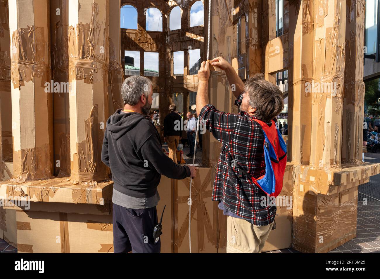 Newcastle upon Tyne, Regno Unito. 13 agosto 2023. Novum Summer Festival - demolizione della "costruzione monumentale" - un edificio in cartone di 45 piedi (14 metri) creato dall'artista visuale francese Olivier Grossetête e da volontari, e poi decostruito. Novum è un nuovissimo festival multi-arte che mette in mostra talenti locali, nazionali e internazionali presso il Centro Civico della città. -- nella foto: L'artista, Olivier Grossetête ha intenzione di abbattere l'edificio. Crediti: Hazel Plater/Alamy Live News Foto Stock
