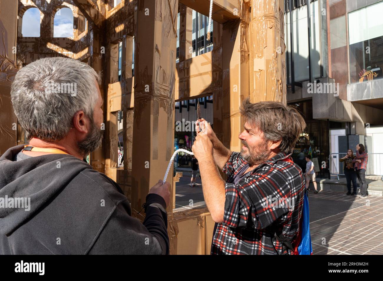 Newcastle upon Tyne, Regno Unito. 13 agosto 2023. Novum Summer Festival - demolizione della "costruzione monumentale" - un edificio in cartone di 45 piedi (14 metri) creato dall'artista visuale francese Olivier Grossetête e da volontari, e poi decostruito. Novum è un nuovissimo festival multi-arte che mette in mostra talenti locali, nazionali e internazionali presso il Centro Civico della città. -- nella foto: L'artista, Olivier Grossetête ha intenzione di abbattere l'edificio. Crediti: Hazel Plater/Alamy Live News Foto Stock