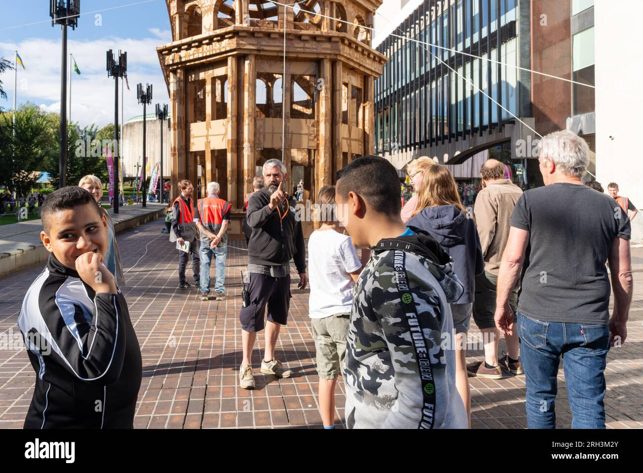 Newcastle upon Tyne, Regno Unito. 13 agosto 2023. Novum Summer Festival - demolizione della "costruzione monumentale" - un edificio in cartone di 45 piedi (14 metri) creato dall'artista visuale francese Olivier Grossetête e da volontari, e poi decostruito. Novum è un nuovissimo festival multi-arte che mette in mostra talenti locali, nazionali e internazionali presso il Centro Civico della città. -- i volontari sono scelti per aiutare a portare l'edificio a terra. Crediti: Hazel Plater/Alamy Live News Foto Stock