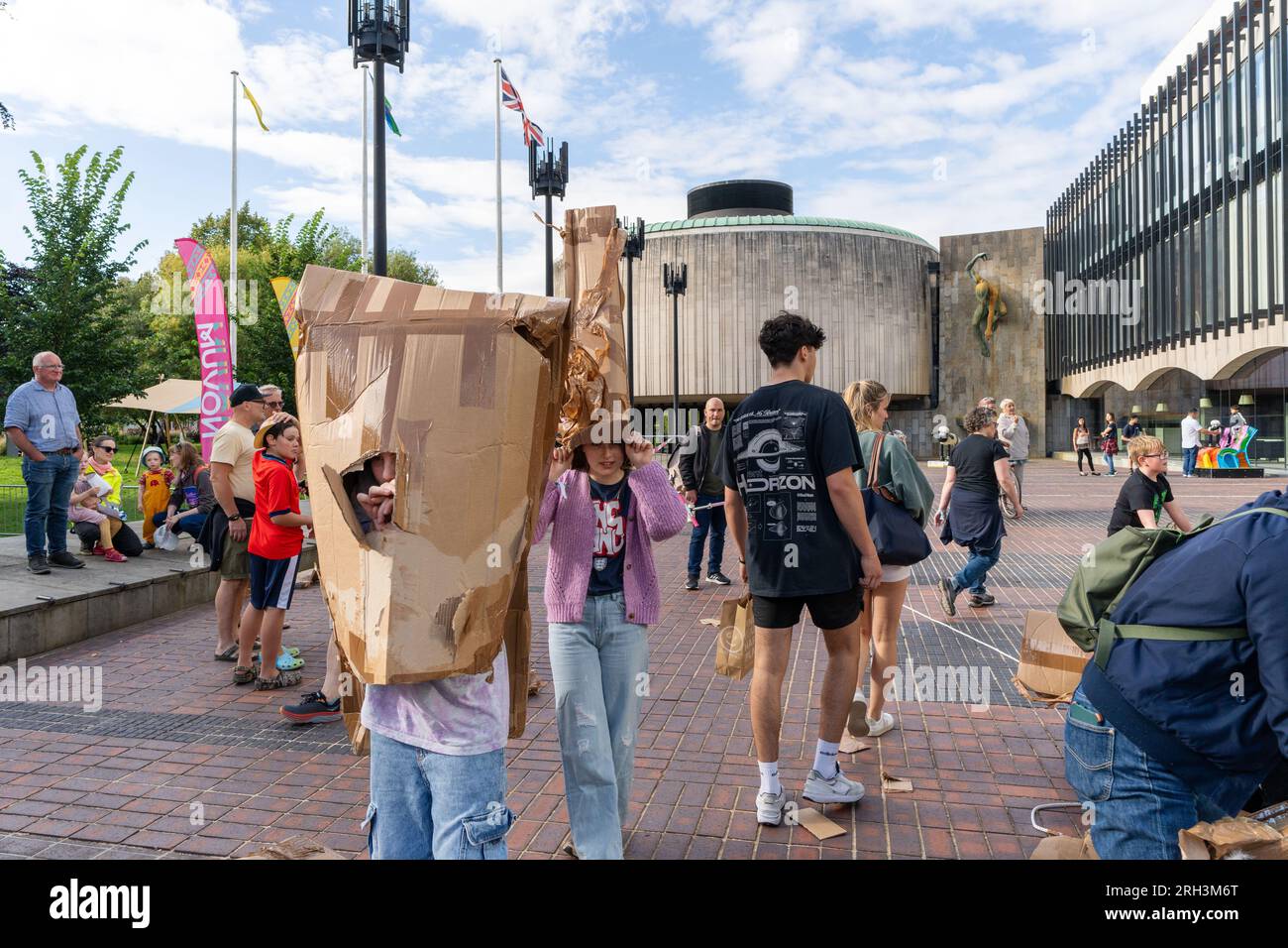 Newcastle upon Tyne, Regno Unito. 13 agosto 2023. Novum Summer Festival - demolizione della "costruzione monumentale" - un edificio in cartone di 45 piedi (14 metri) creato dall'artista visuale francese Olivier Grossetête e da volontari, e poi decostruito. Novum è un nuovissimo festival multi-arte che mette in mostra talenti locali, nazionali e internazionali presso il Centro Civico della città. -- l'edificio è smembrato dal pubblico. Crediti: Hazel Plater/Alamy Live News Foto Stock