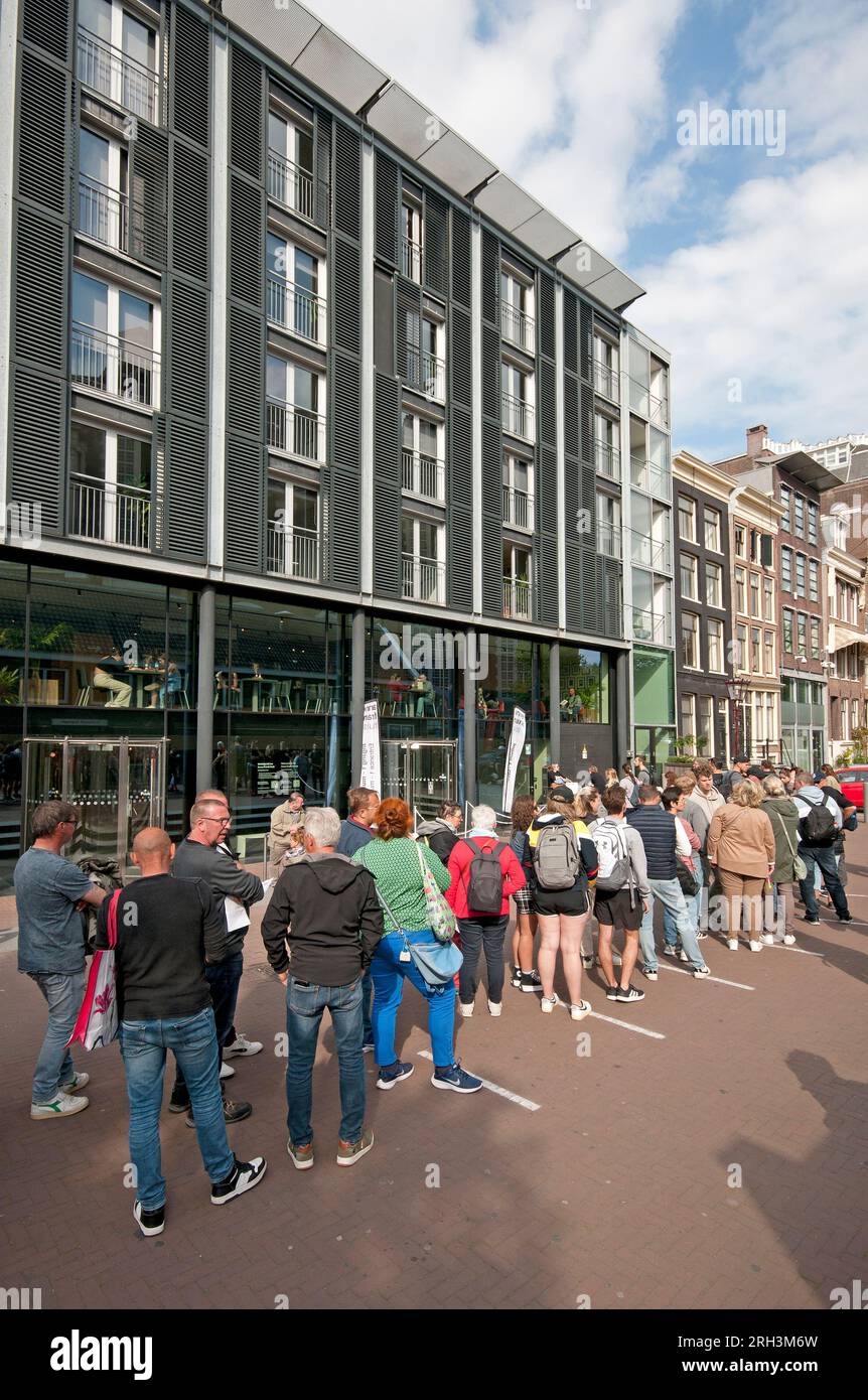 Persone in fila per visitare il Museo Anna Frank, Amsterdam, Paesi Bassi Foto Stock