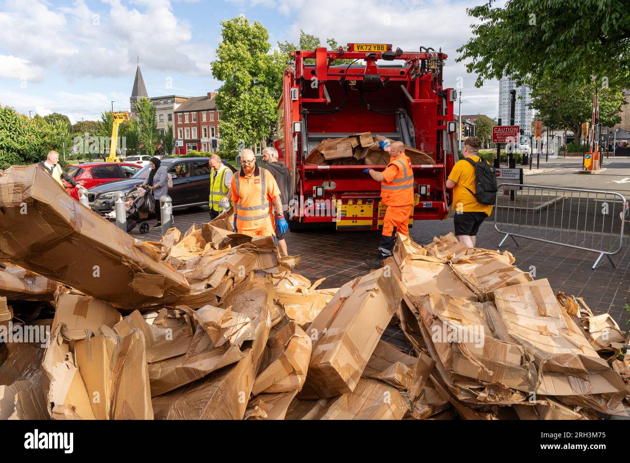 Newcastle upon Tyne, Regno Unito. 13 agosto 2023. Novum Summer Festival - demolizione della "costruzione monumentale" - un edificio in cartone di 45 piedi (14 metri) creato dall'artista visuale francese Olivier Grossetête e da volontari, e poi decostruito. Novum è un nuovissimo festival multi-arte che mette in mostra talenti locali, nazionali e internazionali presso il Centro Civico della città. -- Cardboard viene rimosso dal sito. Crediti: Hazel Plater/Alamy Live News Foto Stock