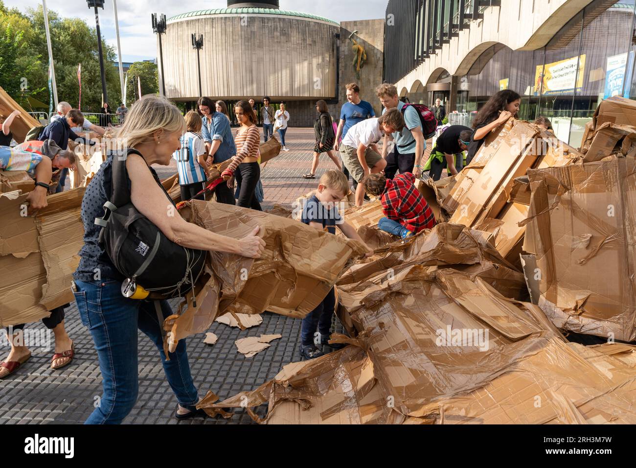 Newcastle upon Tyne, Regno Unito. 13 agosto 2023. Novum Summer Festival - demolizione della "costruzione monumentale" - un edificio in cartone di 45 piedi (14 metri) creato dall'artista visuale francese Olivier Grossetête e da volontari, e poi decostruito. Novum è un nuovissimo festival multi-arte che mette in mostra talenti locali, nazionali e internazionali presso il Centro Civico della città. -- gli ultimi pezzi dell'edificio vengono smontati e rimossi. Crediti: Hazel Plater/Alamy Live News Foto Stock