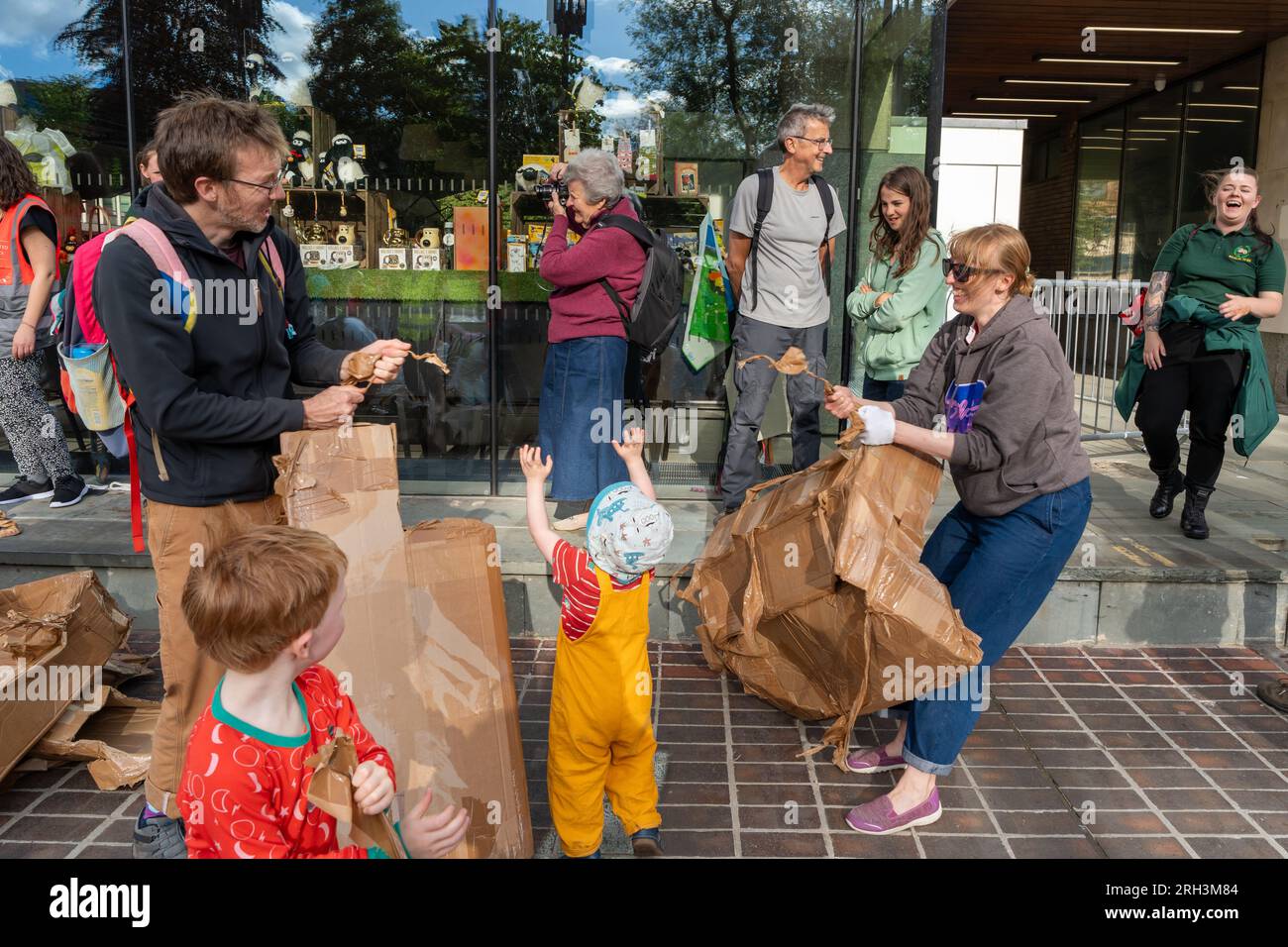 Newcastle upon Tyne, Regno Unito. 13 agosto 2023. Novum Summer Festival - demolizione della "costruzione monumentale" - un edificio in cartone di 45 piedi (14 metri) creato dall'artista visuale francese Olivier Grossetête e da volontari, e poi decostruito. Novum è un nuovissimo festival multi-arte che mette in mostra talenti locali, nazionali e internazionali presso il Centro Civico della città. -- gli ultimi pezzi dell'edificio vengono smontati e rimossi. Crediti: Hazel Plater/Alamy Live News Foto Stock