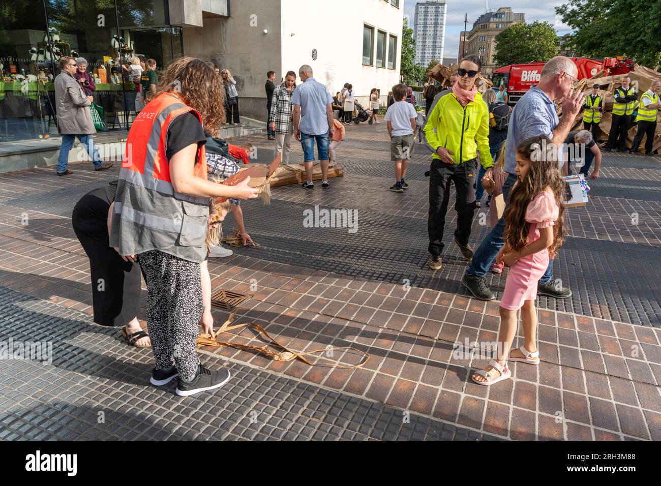 Newcastle upon Tyne, Regno Unito. 13 agosto 2023. Novum Summer Festival - demolizione della "costruzione monumentale" - un edificio in cartone di 45 piedi (14 metri) creato dall'artista visuale francese Olivier Grossetête e da volontari, e poi decostruito. Novum è un nuovissimo festival multi-arte che mette in mostra talenti locali, nazionali e internazionali presso il Centro Civico della città. -- gli ultimi pezzi dell'edificio vengono smontati e rimossi. Crediti: Hazel Plater/Alamy Live News Foto Stock