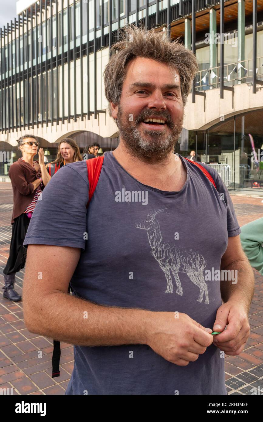 Newcastle upon Tyne, Regno Unito. 13 agosto 2023. Novum Summer Festival - demolizione della "costruzione monumentale" - un edificio in cartone di 45 piedi (14 metri) creato dall'artista visuale francese Olivier Grossetête e da volontari, e poi decostruito. Novum è un nuovissimo festival multi-arte che mette in mostra talenti locali, nazionali e internazionali presso il Centro Civico della città. -- nella foto: L'artista Olivier Grossetête dopo la demolizione. Crediti: Hazel Plater/Alamy Live News Foto Stock