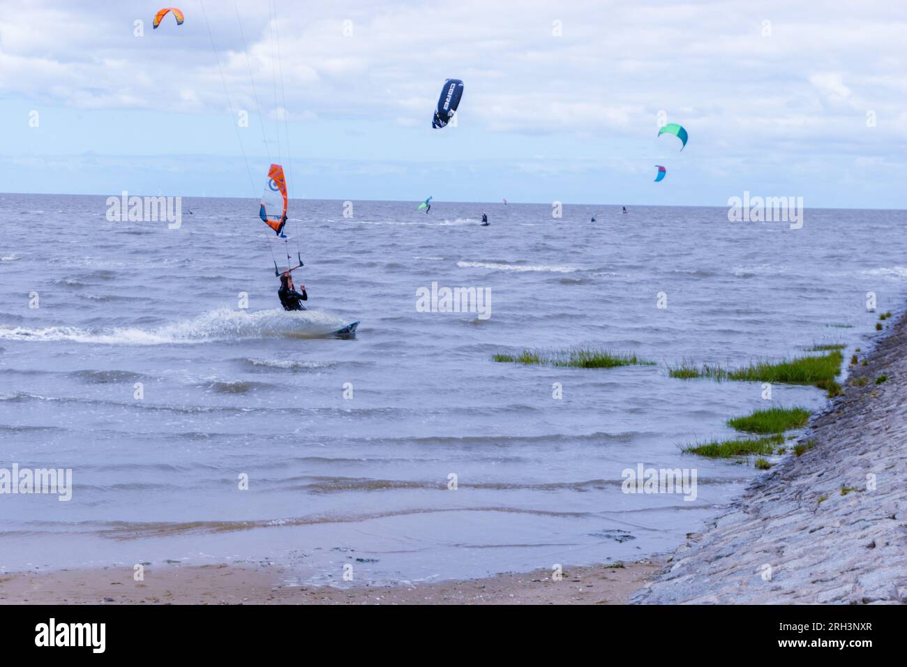 Giovani kitesurf nel Mare del Nord a Cuxhaven-Duhnen Foto Stock
