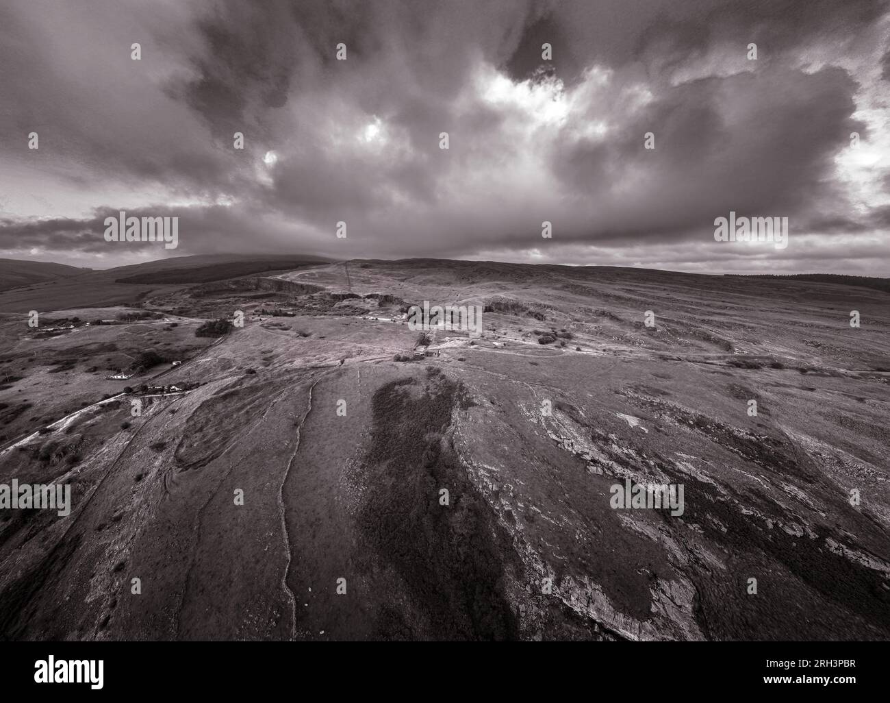 Il penwyllt (promontorio selvaggio) spazzato dal vento nell'alta Swansea Valley, popolare tra i club di speleologia del Regno Unito Foto Stock