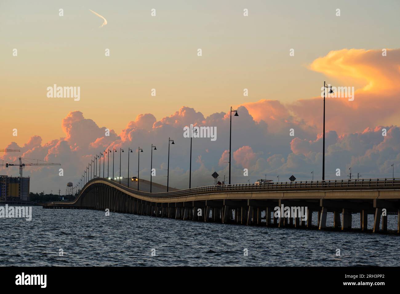 Barron Collier Bridge e Gilchrist Bridge in Florida con traffico in movimento. Infrastruttura di trasporto nella contea di Charlotte che collega Punta Gorda Foto Stock