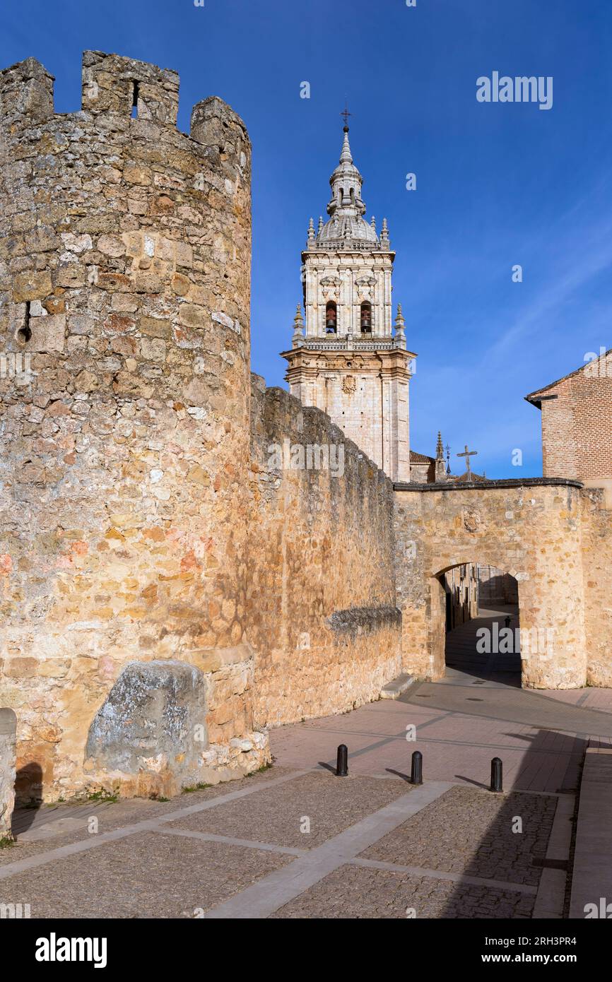 Europa, Spagna, Castiglia e León, Burgo de Osma, la porta di Puerta de San Miguel con la Cattedrale di Burgo de Osma oltre Foto Stock