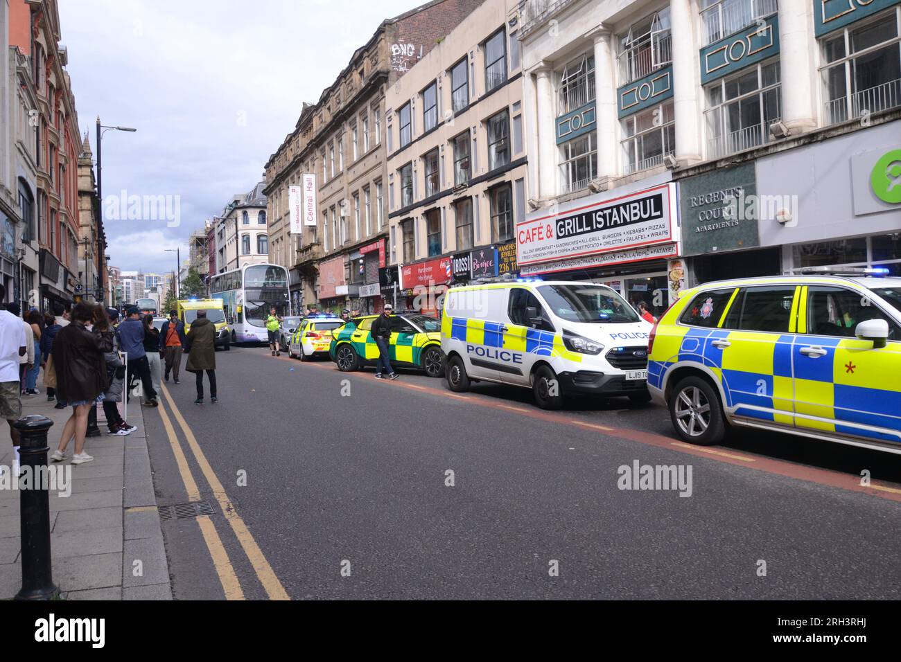 Manchester, Regno Unito. 13 agosto 2023. La polizia di Greater Manchester ha chiuso Oldham Street, centro di Manchester, Regno Unito, domenica. A 16,24 anni un uomo è stato portato fuori dal negozio Mini Market a un'ambulanza e portato in ospedale. Un portavoce della polizia ha detto: "Questo è trattato come un incidente isolato e la vittima - un uomo di 27 anni - è stata portata in ospedale per il trattamento di gravi lesioni, anche se fortunatamente non si ritiene che queste non siano in pericolo di vita. Un’indagine è in corso e una scena è stata messa in atto per aiutare le indagini”. Credito: Terry Waller/Alamy Live News Foto Stock