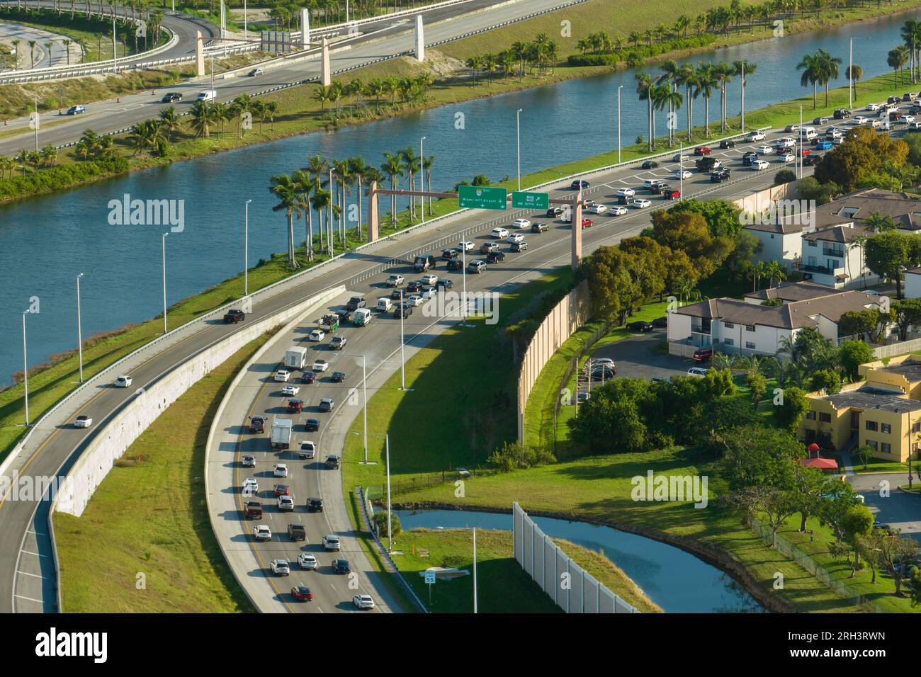 Alloggi familiari in un quartiere rumoroso vicino all'autostrada di Miami. Vista dall'alto degli appartamenti nell'area suburbana della Florida. Sviluppo immobiliare in Foto Stock