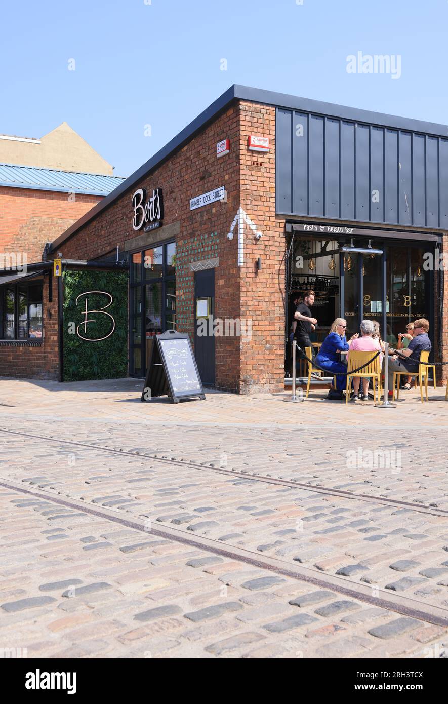 Humber Street, nel cuore del mercato della frutta di Hull, con un mix di arte, cultura, caffetterie, bar, ristoranti e negozi indipendenti, nell'East Yorkshire, Regno Unito Foto Stock