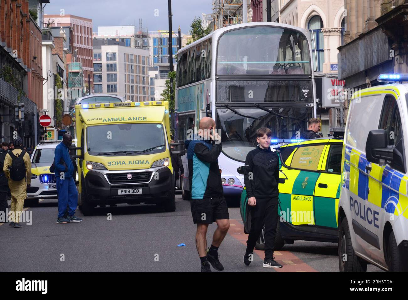 Manchester, Regno Unito. 13 agosto 2023. La polizia di Greater Manchester ha chiuso Oldham Street, centro di Manchester, Regno Unito, domenica. A 16,24 anni un uomo è stato portato fuori dal negozio Mini Market a un'ambulanza e portato in ospedale. Un portavoce della polizia ha detto: "Questo è trattato come un incidente isolato e la vittima - un uomo di 27 anni - è stata portata in ospedale per il trattamento di gravi lesioni, anche se fortunatamente non si ritiene che queste non siano in pericolo di vita. Un’indagine è in corso e una scena è stata messa in atto per aiutare le indagini”. Credito: Terry Waller/Alamy Live News Foto Stock