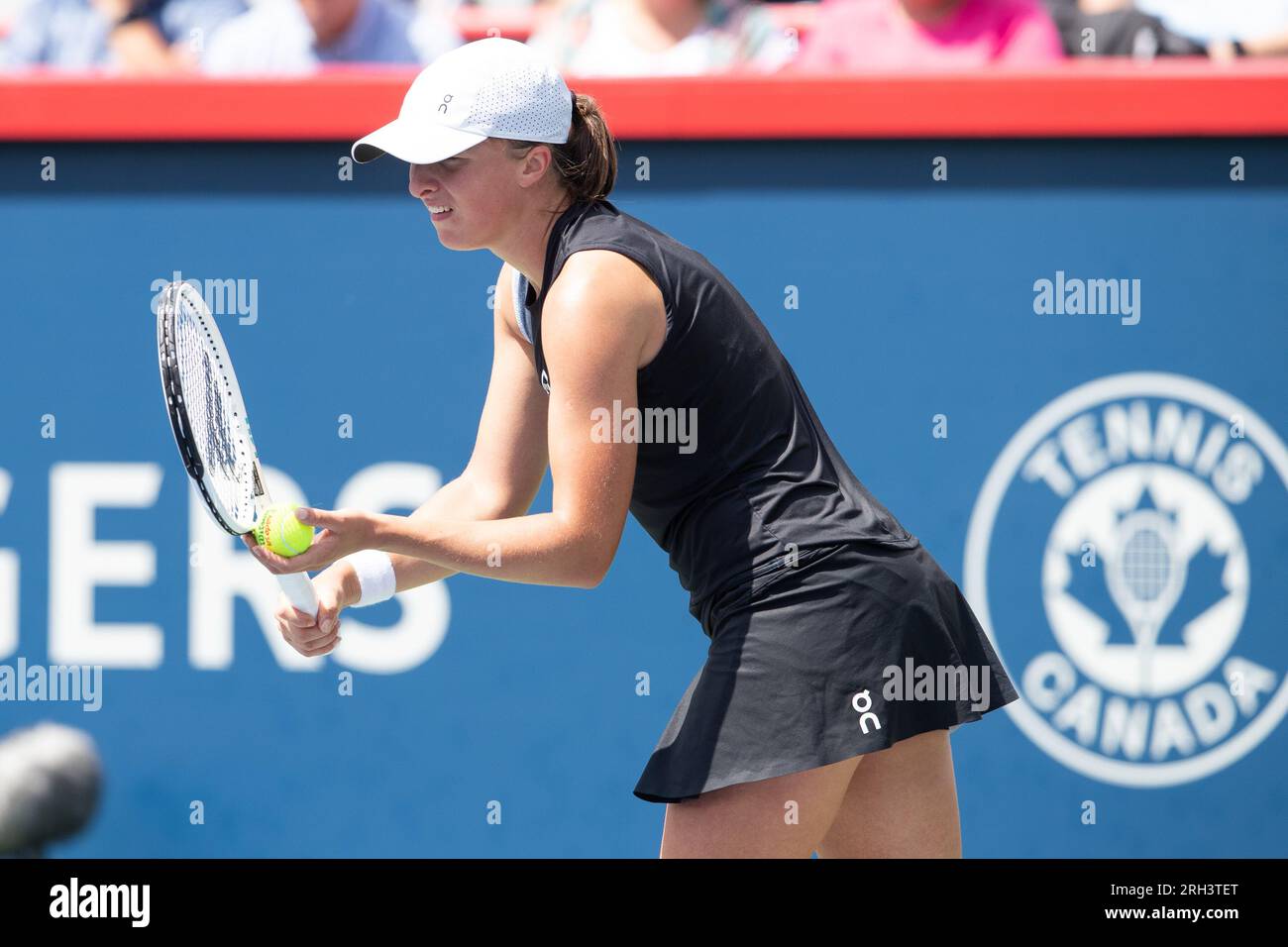 12 agosto 2023: IgA Swiatek (POL) serve il pallone durante la partita di semifinale del WTA National Bank Open all'IGA Stadium di Montreal, Quebec. Daniel Lea/CSM Foto Stock