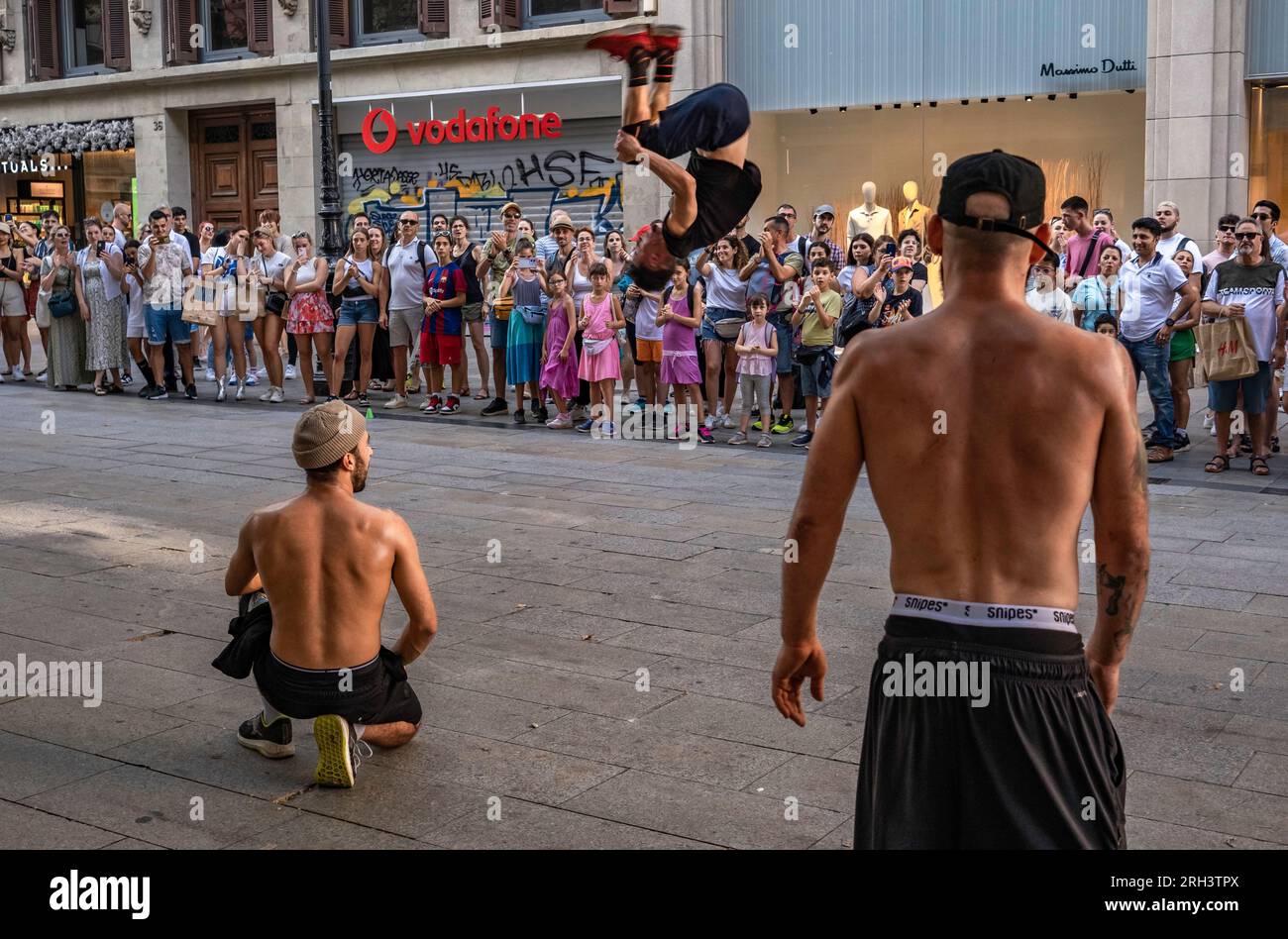 Barcellona, Spagna. 13 agosto 2023. Un'esibizione di acorbacias in strada è visibile nel centro commerciale di Portal de l'Ã€ngel. (Immagine di credito: © Paco Freire/SOPA Images via ZUMA Press Wire) SOLO USO EDITORIALE! Non per USO commerciale! Foto Stock