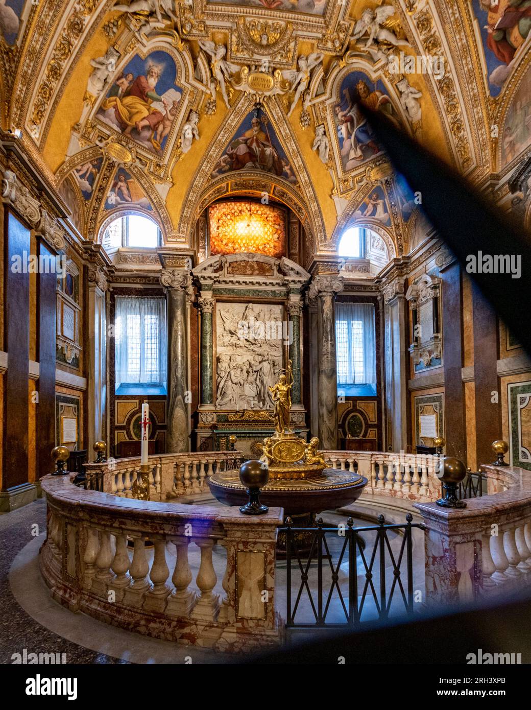 La chiesa di Santa Maria maggiore. Un bellissimo altare dorato si trova nella chiesa dove si trova il Mosè di Michelangelo. Foto Stock
