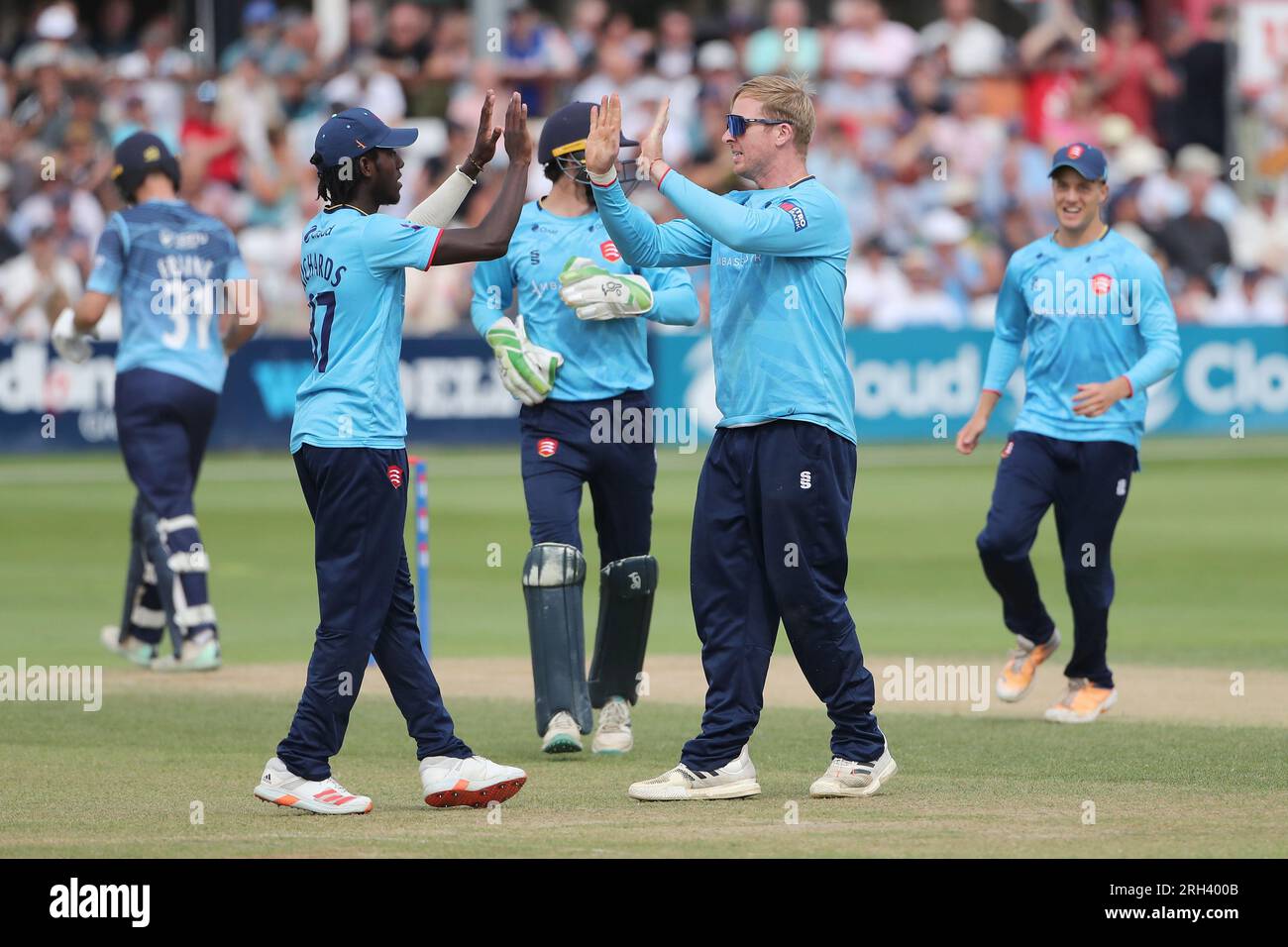 Simon Harmer di Essex festeggia con i suoi compagni di squadra dopo aver preso il wicket di Will Fraine durante Essex Eagles vs Yorkshire Vikings, Metro Bank One-D Foto Stock