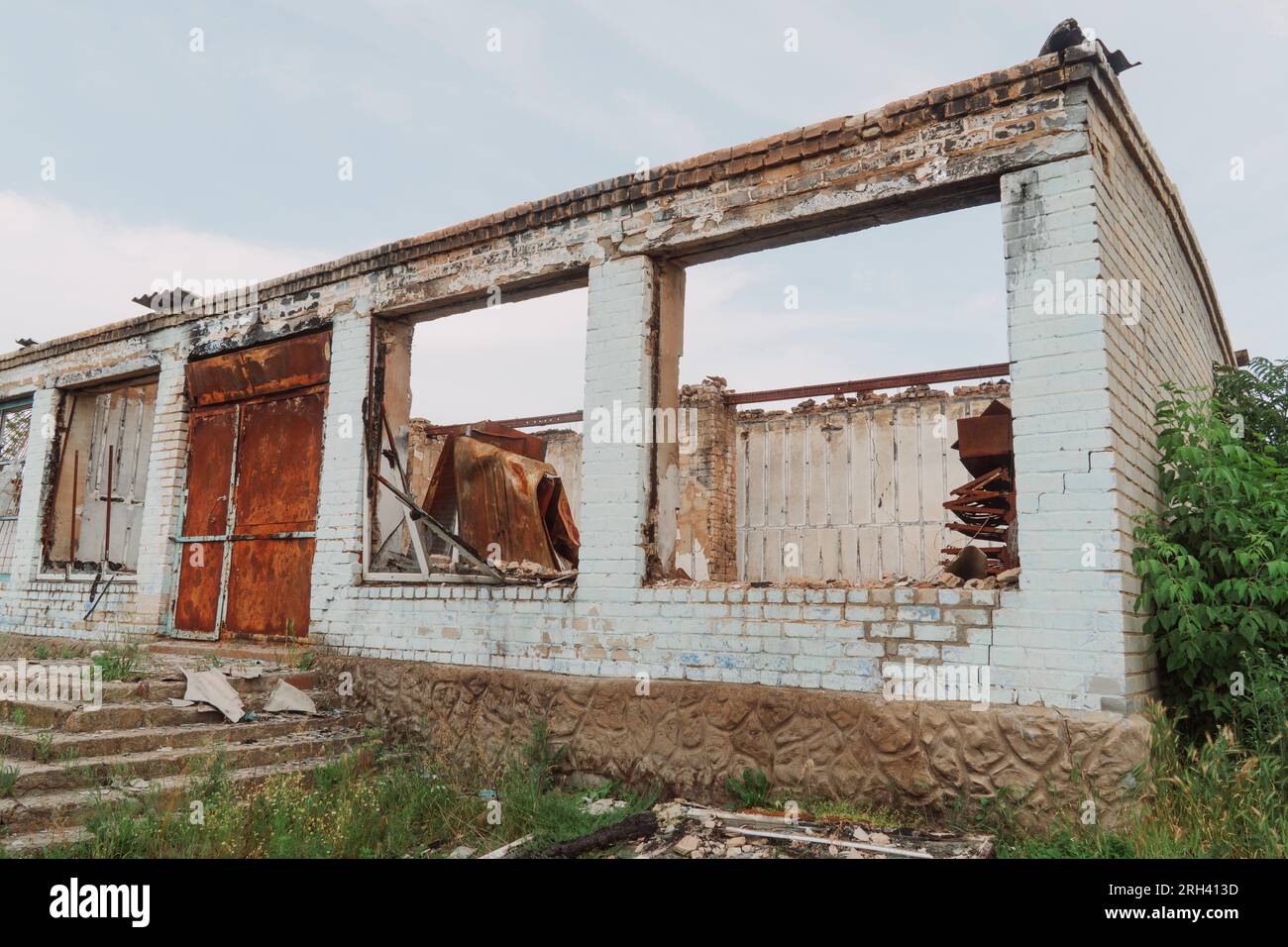 Campagna. Casa distrutta dai bombardamenti. Guerra in Ucraina. Invasione russa dell'Ucraina. Distruzione delle infrastrutture. Terrore della popolazione civile Foto Stock