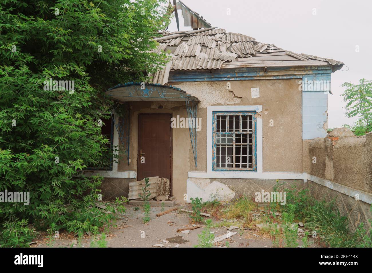 Campagna. Casa distrutta dai bombardamenti. Guerra in Ucraina. Invasione russa dell'Ucraina. Distruzione delle infrastrutture. Terrore della popolazione civile Foto Stock