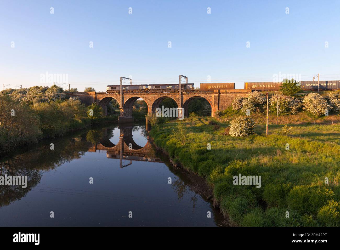 2 locomotive diesel di classe 66 della Direct Rail Services che attraversano il viadotto di Garnock Longford, a sud di Kilwinning (fiume Garnock) con un treno merci Foto Stock