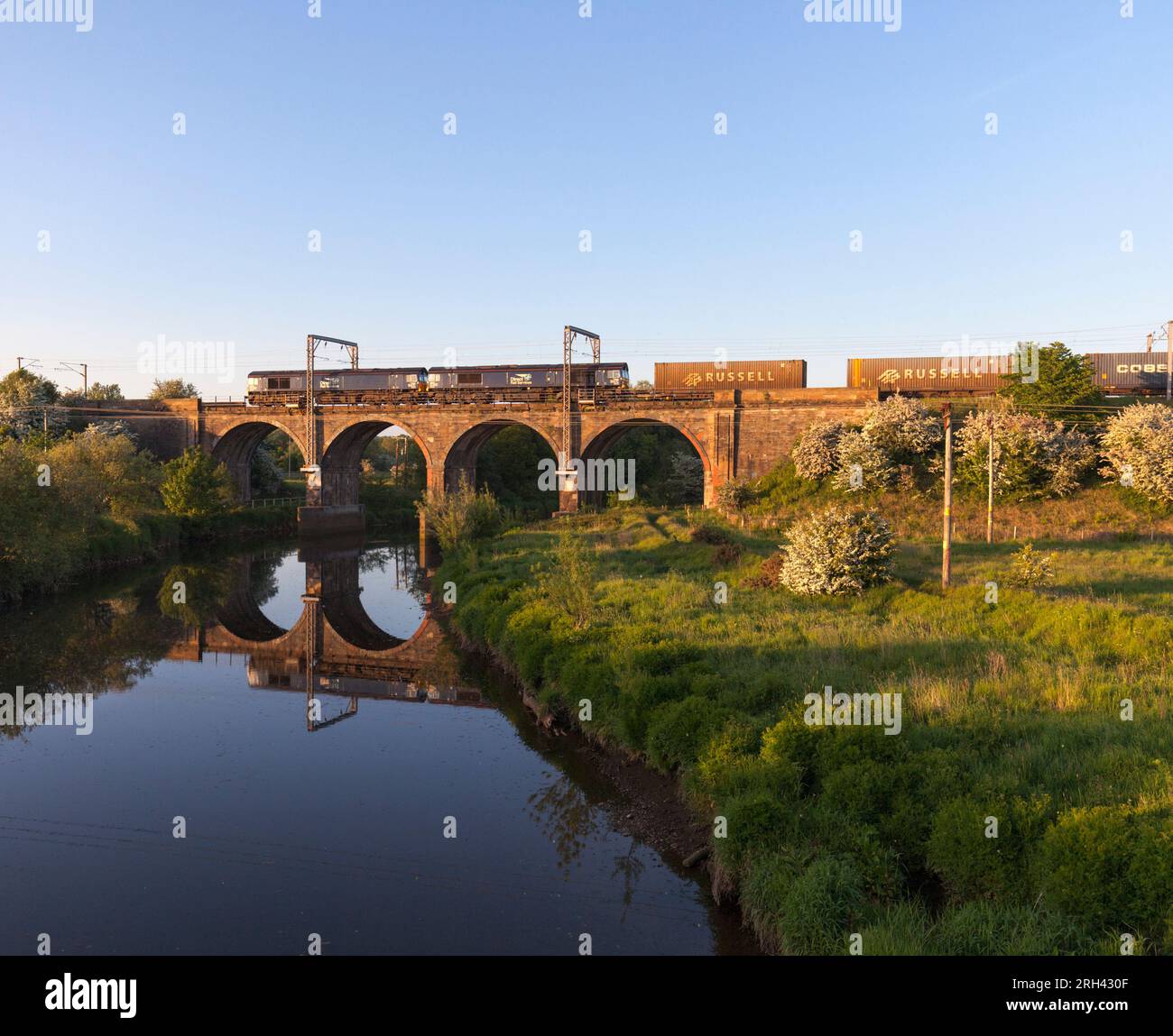 2 locomotive diesel di classe 66 della Direct Rail Services che attraversano il viadotto di Garnock Longford, a sud di Kilwinning (fiume Garnock) con un treno merci Foto Stock