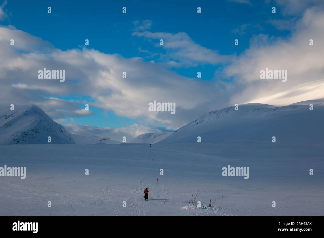 Un piccolo sciatore che si avvicina al rifugio Salka sul sentiero Kungsleden, stagione invernale, Lapponia, Svezia Foto Stock