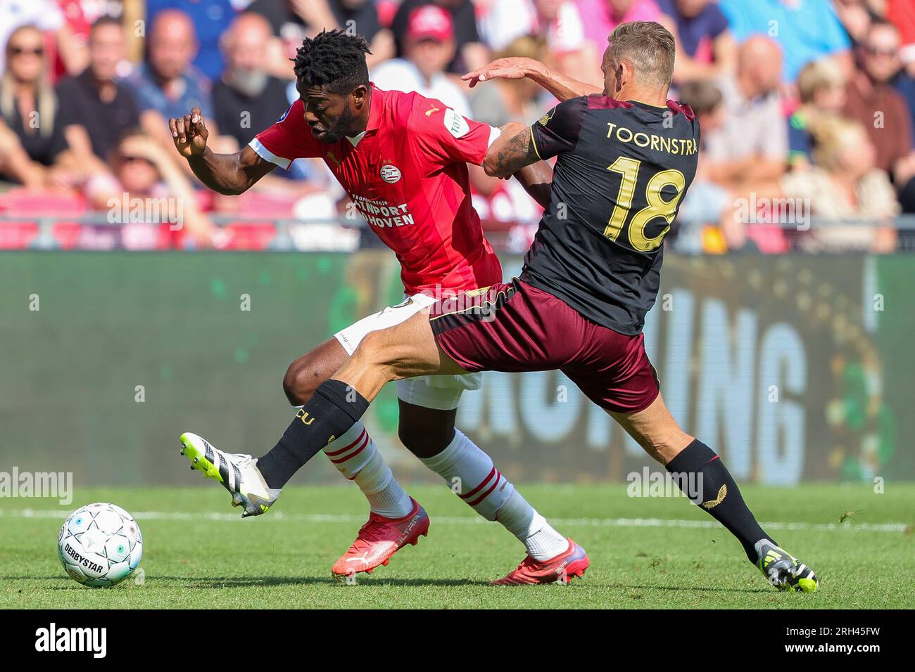 EINDHOVEN, PAESI BASSI - 12 AGOSTO: Ibrahim Sangare (PSV) e Jens Toornstra (FC Utrecht) durante l'Eredivisie match tra PSV Eindhoven e FC Utrecht Foto Stock