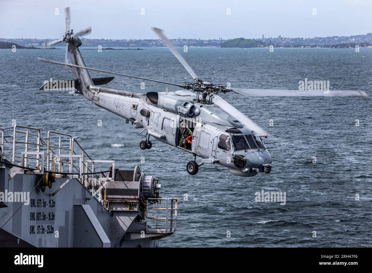 L'Australian Sea Hawk Helicopter si prepara ad atterrare a bordo dell'HMNZS Canterbury mentre partecipa ad un'esercitazione marittima internazionale nel Golfo di Hauraki Foto Stock