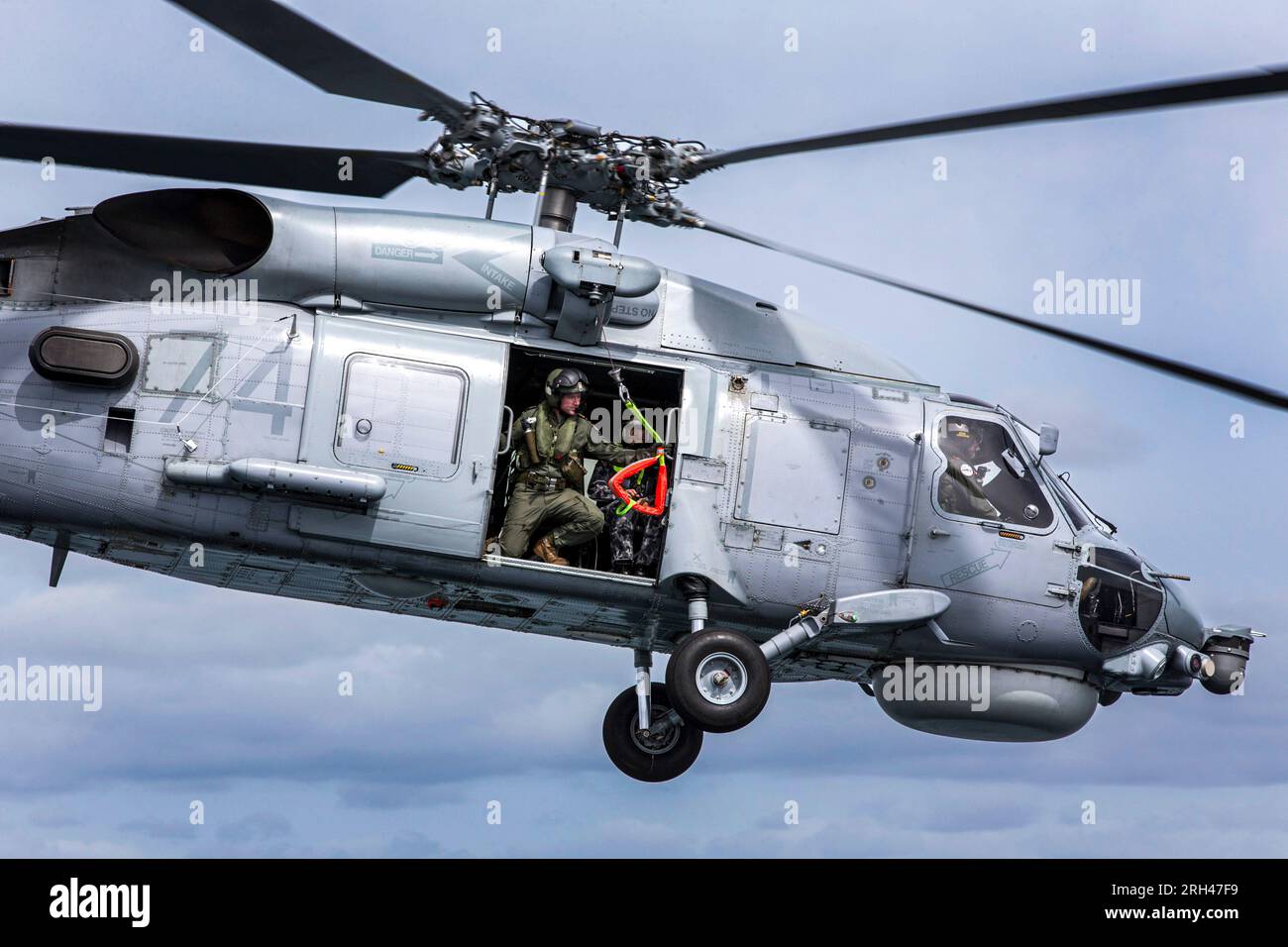 L'Australian Sea Hawk Helicopter si prepara ad atterrare a bordo dell'HMNZS Canterbury mentre partecipa ad un'esercitazione marittima internazionale nel Golfo di Hauraki Foto Stock
