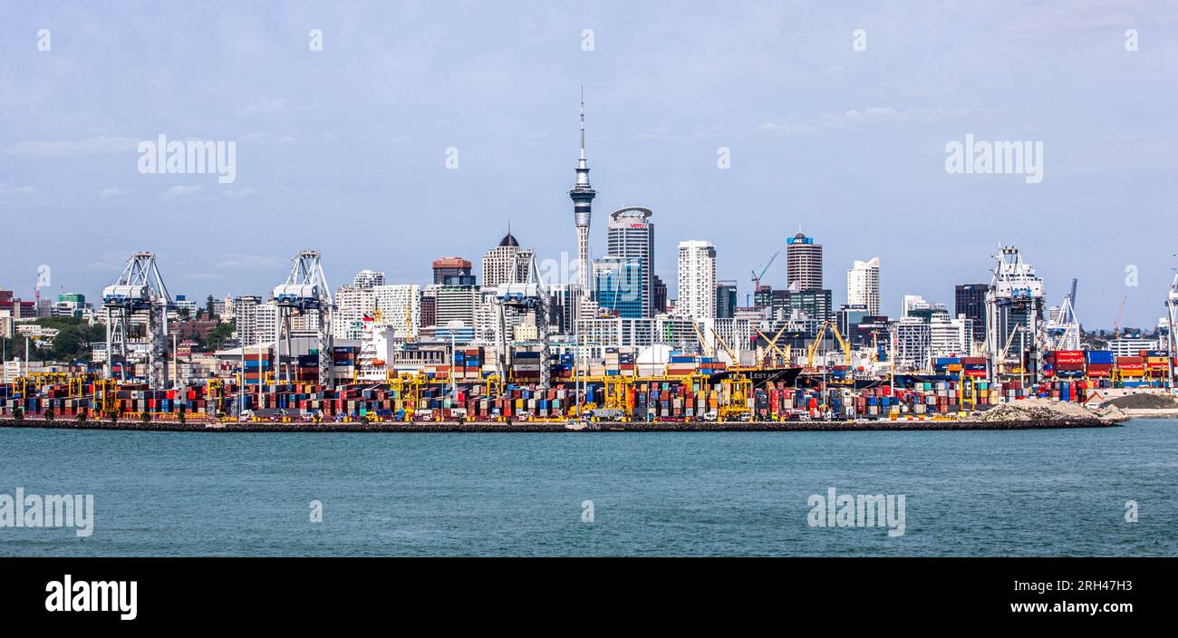 Waterfront Auckland con container impilati nei porti di Auckland, nuova Zelanda Foto Stock