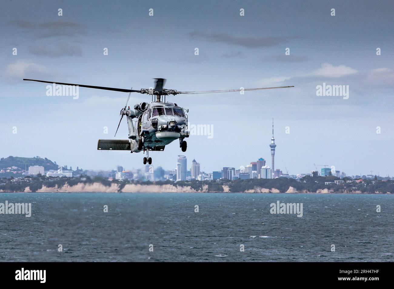 Un elicottero Seahawk a bordo della HMNZS Canterbury mentre partecipa a un'esercitazione marittima internazionale nel Golfo di Hauraki, Auckland, nuova Zelanda Foto Stock