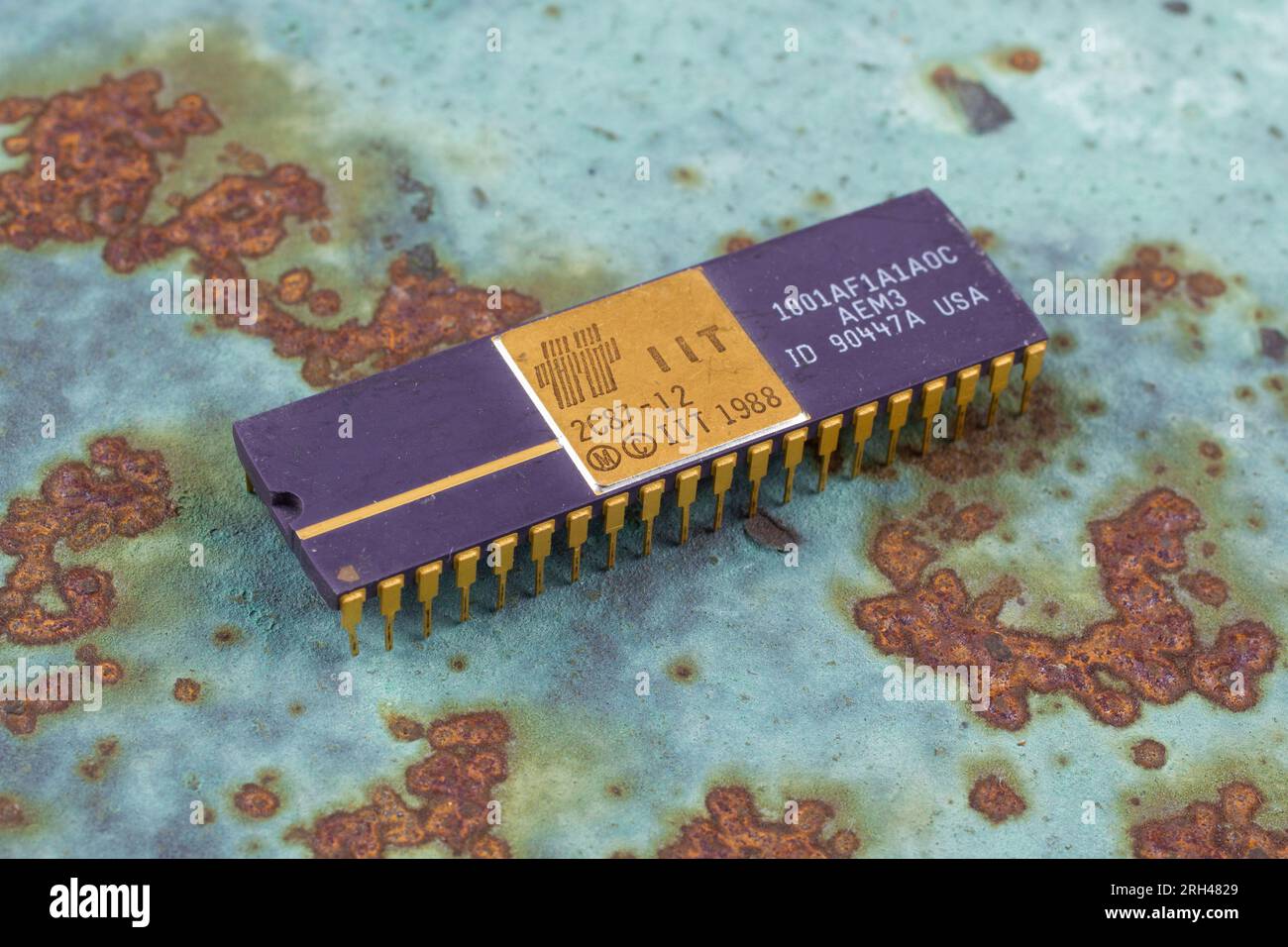 KIEV, UCRAINA - 2 agosto 2023. Unità coprocessore Intel 287 a virgola mobile su sfondo arrugginito. Foto Stock