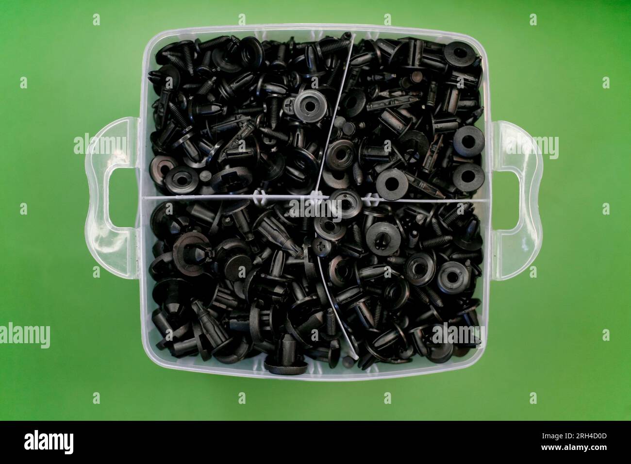 Vite in plastica di dimensioni diverse nella scatola. Flatlay. Foto Stock