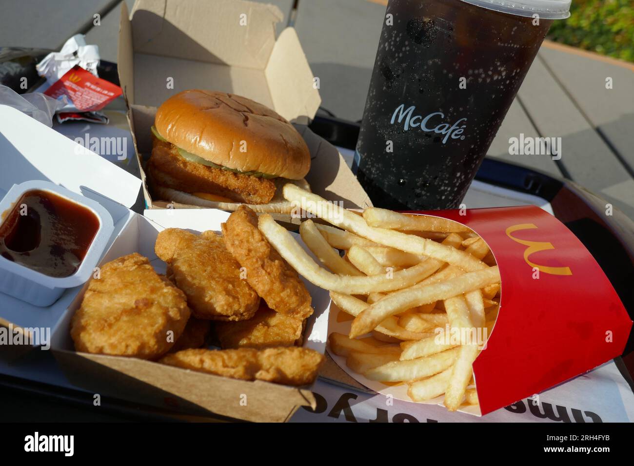 Los Angeles, California, USA 10 agosto 2023 Una visione generale di McDonalds Fish Fillet, French Fries e McNuggets il 10 agosto 2023 a Los Angeles, California, USA. Foto di Barry King/Alamy Stock Photo Foto Stock