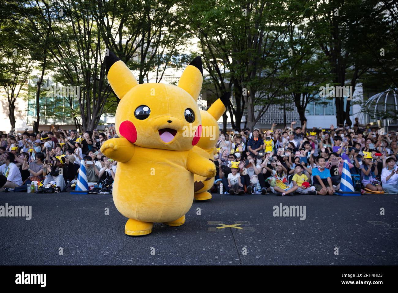 Sfilata di Pikachu durante i Campionati Mondiali Pokemon 2023 a Minatomirai, Yokohama, l'11 agosto 2023. Crediti: Stanislav Kogiku/AFLO/Alamy Live News Foto Stock