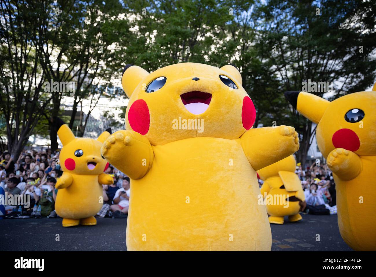 Sfilata di Pikachu durante i Campionati Mondiali Pokemon 2023 a Minatomirai, Yokohama, l'11 agosto 2023. Crediti: Stanislav Kogiku/AFLO/Alamy Live News Foto Stock