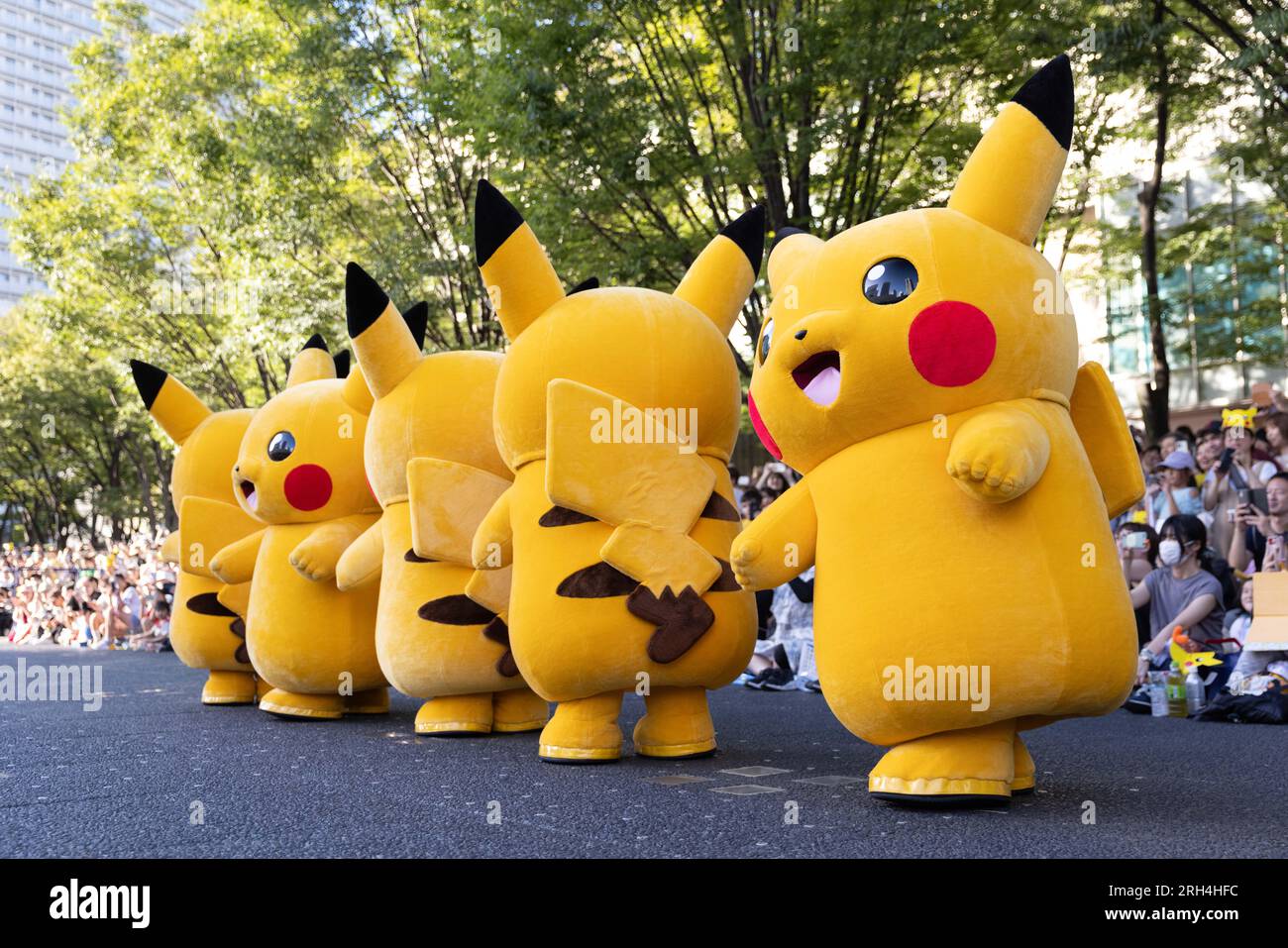 Sfilata di Pikachu durante i Campionati Mondiali Pokemon 2023 a Minatomirai, Yokohama, l'11 agosto 2023. Crediti: Stanislav Kogiku/AFLO/Alamy Live News Foto Stock