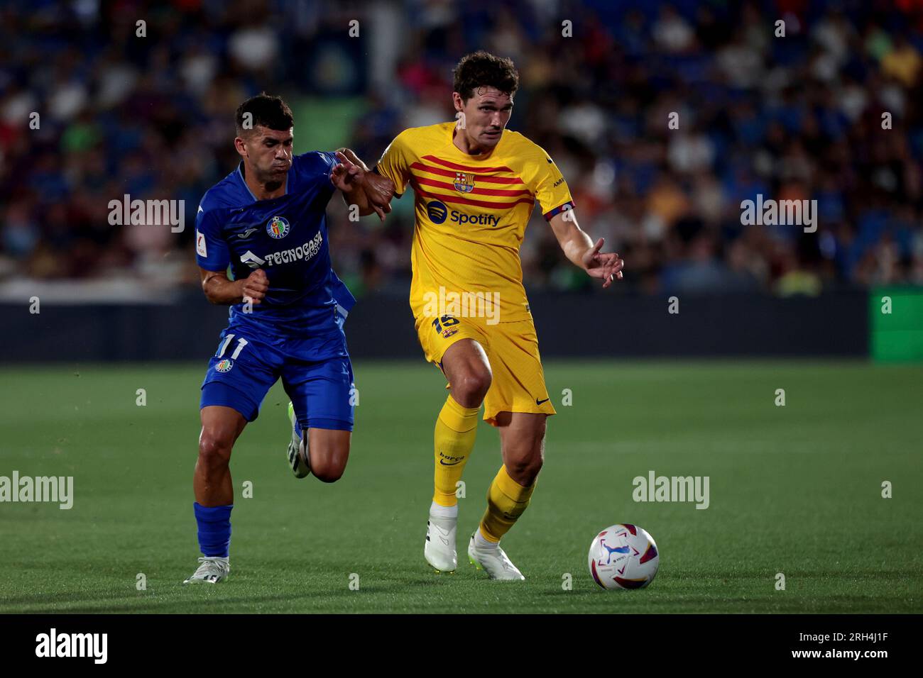 Getafe, spagnolo. 13 agosto 2023. Madrid Spagna; 08.13.2023.- il giocatore di Getafe Aleña (L) e il giocatore di Barcellona Getafe pareggia 0-0 con il Barcellona in una partita della Lega spagnola di calcio il giorno 01 tenutasi al Coliseum Alfonso Perez a Getafe, Madrid crediti: Juan Carlos Rojas/dpa/Alamy Live News Foto Stock