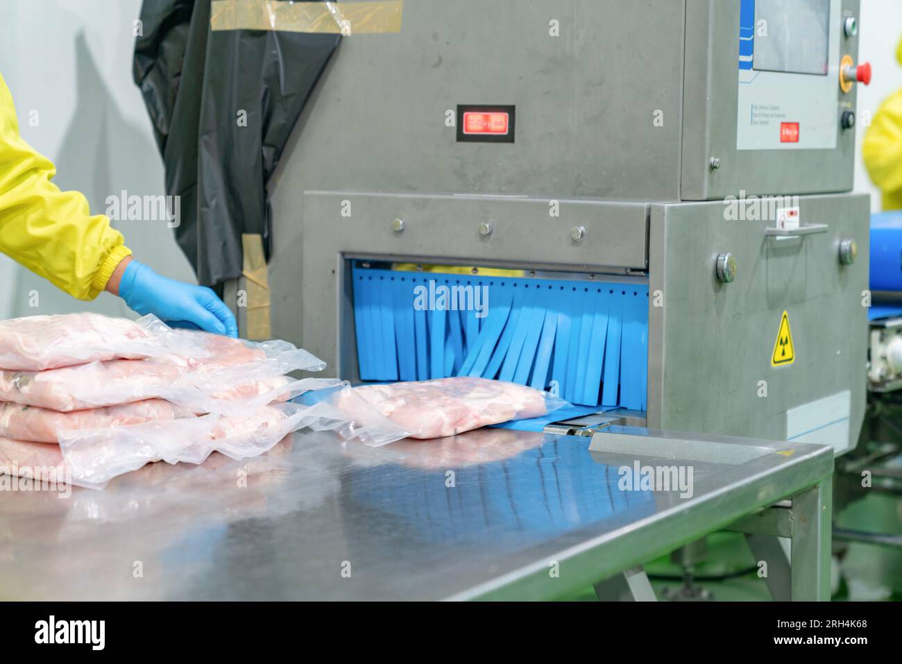 Macchina per ispezione a raggi X del prodotto a base di carne di pollo per il rilevamento di metalli e ossa in macelli. Foto Stock