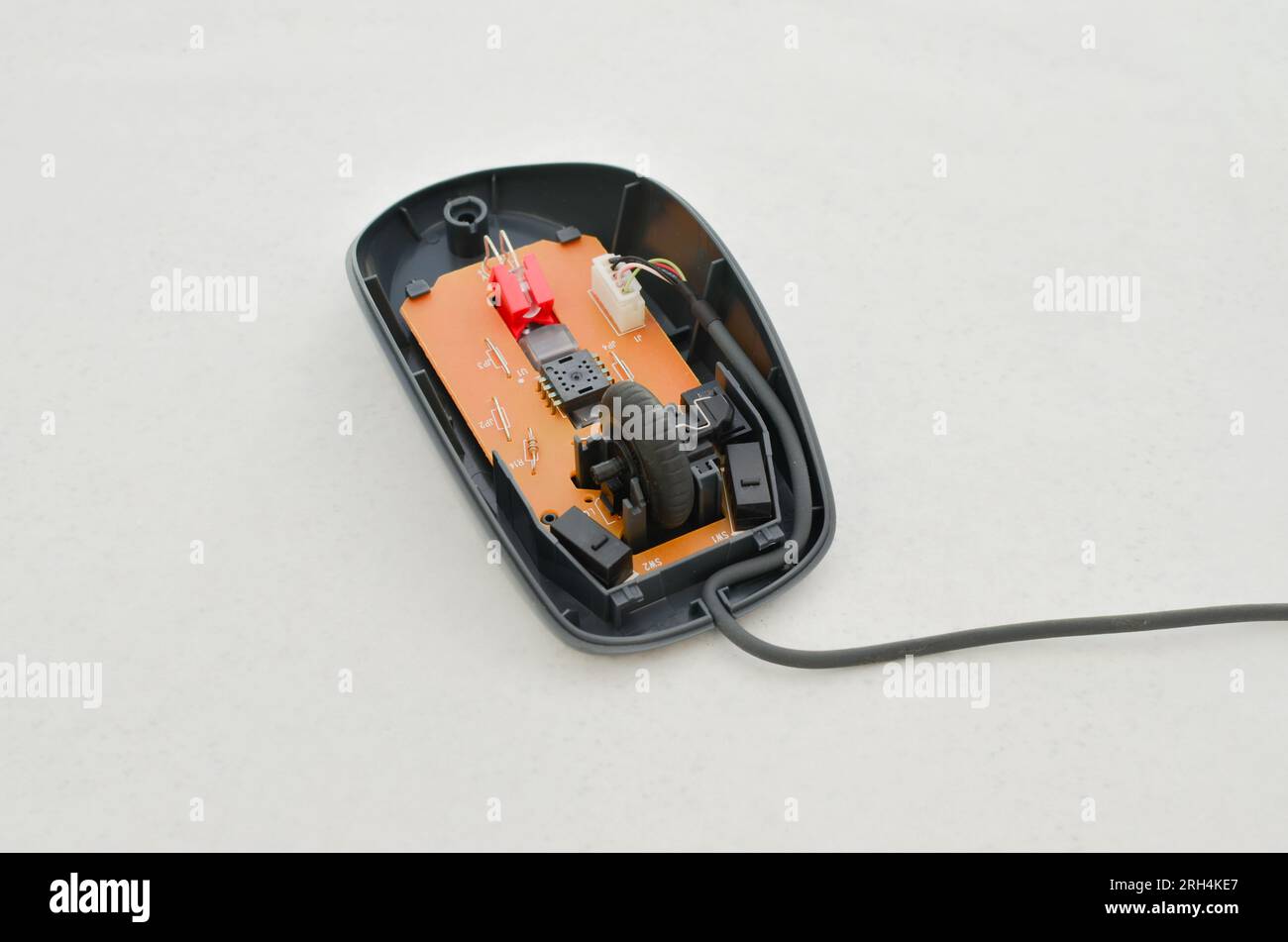 Mouse per computer aperto con circuito elettronico esposto per la manutenzione, simbolo della tecnologia e dell'informatica moderna. Perfetto per concetti tecnologici, cifra Foto Stock