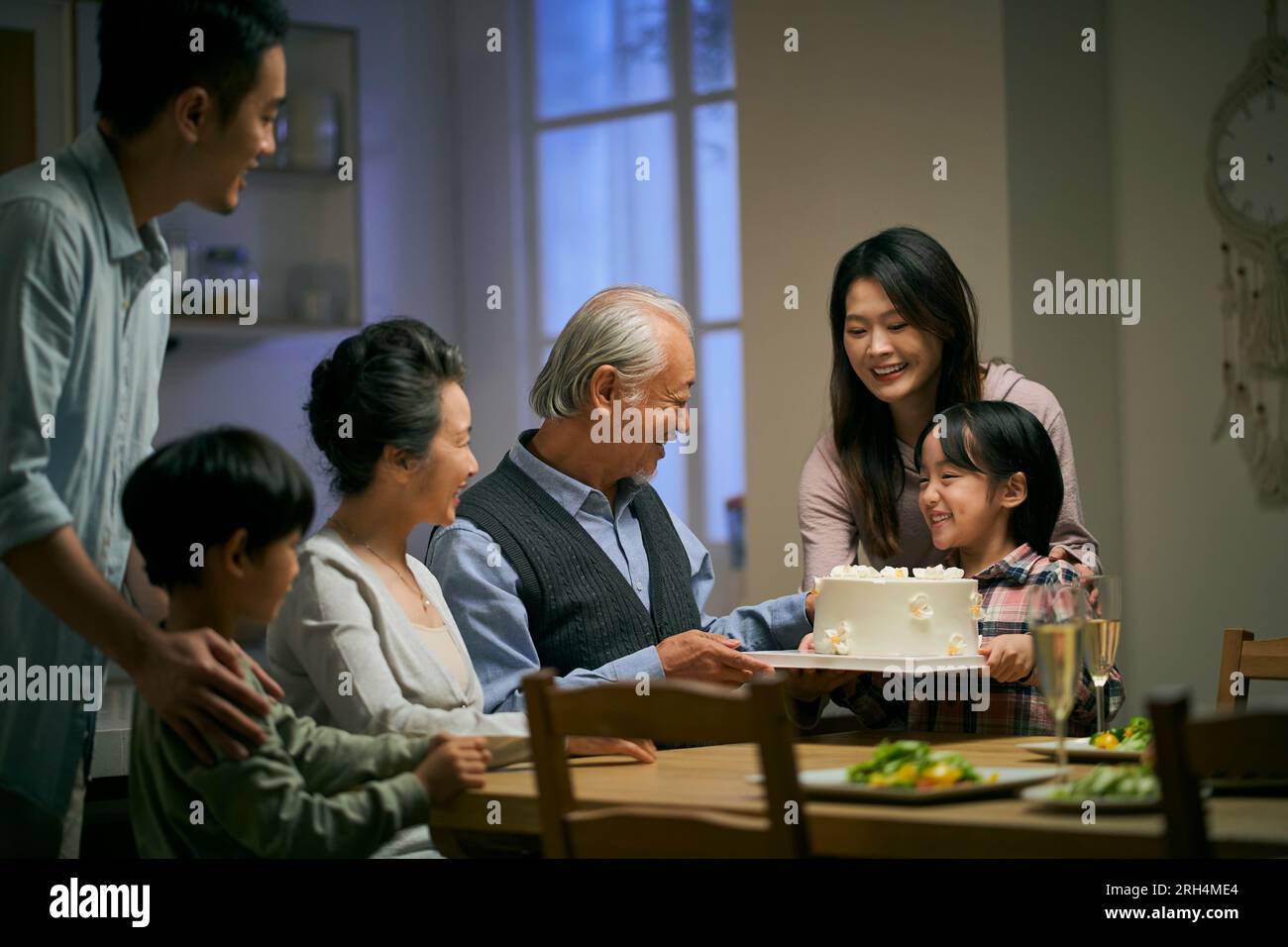famiglia asiatica di tre generazioni che si riunisce a casa per celebrare l'anniversario del matrimonio della coppia anziana Foto Stock
