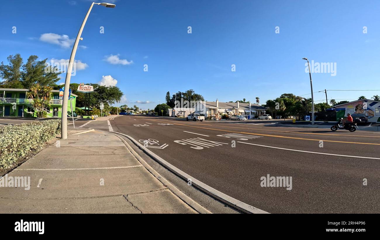 Treasure Island, FLA USA - 08 09 23: Traffico sulla spiaggia di Treasure Island su Gulf BLVD Foto Stock