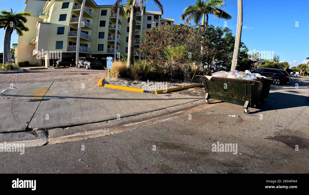 Treasure Island, FLA USA - 08 09 23: Vedute e cassonetti del Treasure Island Beach Village Foto Stock