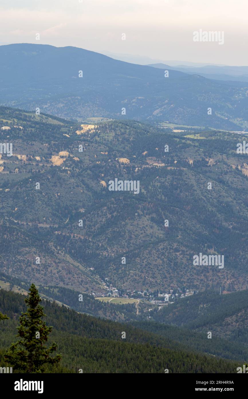 Panorama montano sul tramonto nebbioso lungo la Squa Pass Road vicino all'Echo Lake Park, Colorado Foto Stock