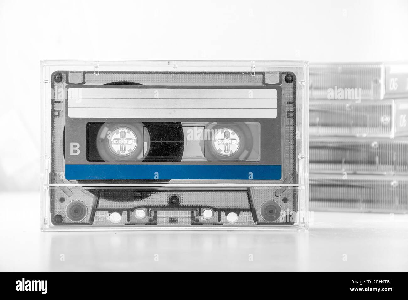 Cassetta audio vintage. Impianto musicale con audio retro. Audiocassetta compatta comune, dati delle risorse. Stereo. Media. Messa a fuoco selettiva. Foto Stock