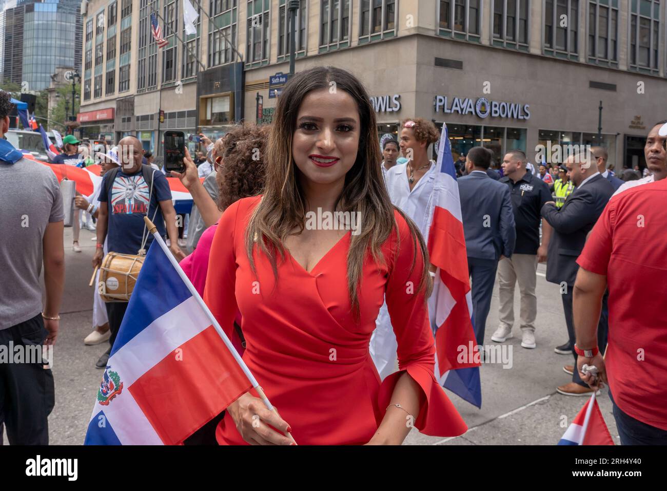 New York, New York, USA. 13 agosto 2023. (NUOVO) 41° Parata Nazionale Dominicana Day 2023. 13 agosto 2023, New York, New York, USA: Il membro dell'Assemblea dello Stato di New York Jenifer Rajkumar posa alla Dominican Day Parade sulla 6th Avenue il 13 agosto 2023 a New York. La National Dominican Day Parade ha celebrato 41 anni di marcia sulla Sixth Avenue a Manhattan. La sfilata celebra la cultura, il folklore e le tradizioni dominicane. Crediti: ZUMA Press, Inc./Alamy Live News Foto Stock